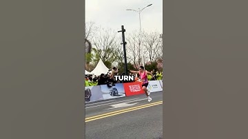 Hij maakte een grote fout door snel te rennen😨