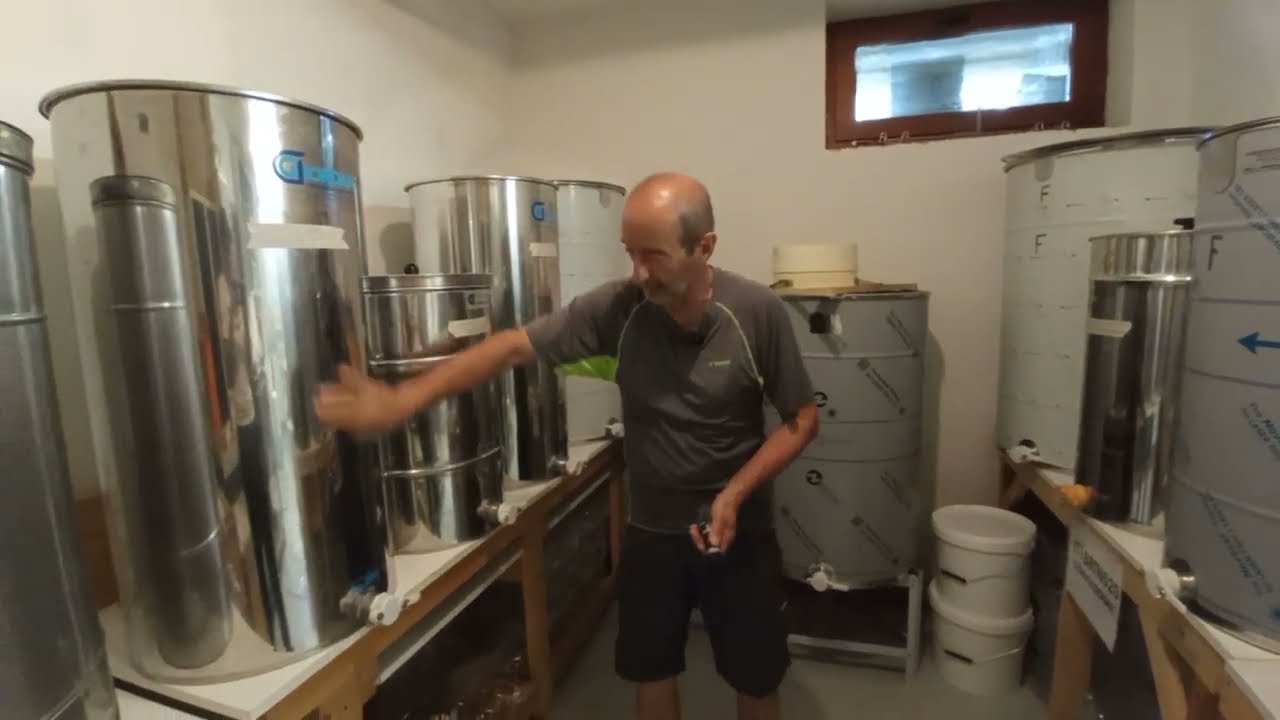 Filtrazione e decantazione del miele.