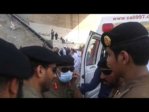 اللواء الخليوي والعقيد الغفيص يسعفان حاجه كبيره تصوير عبدالله الأكلبي