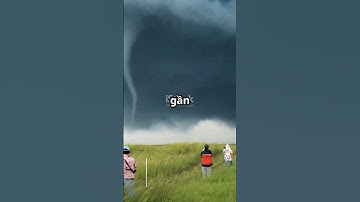 vòi rồng uốn lượn trên bầu trời Núi Cấm xuất hiện ánh sáng lạ