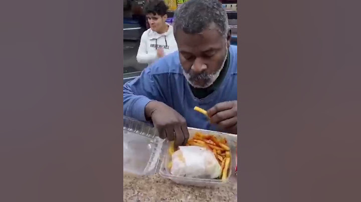 GIVING A HOMELESS MAN SOMETHING TO EAT 🥺❤️ #shorts
