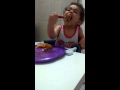 Paloma comendo bolo