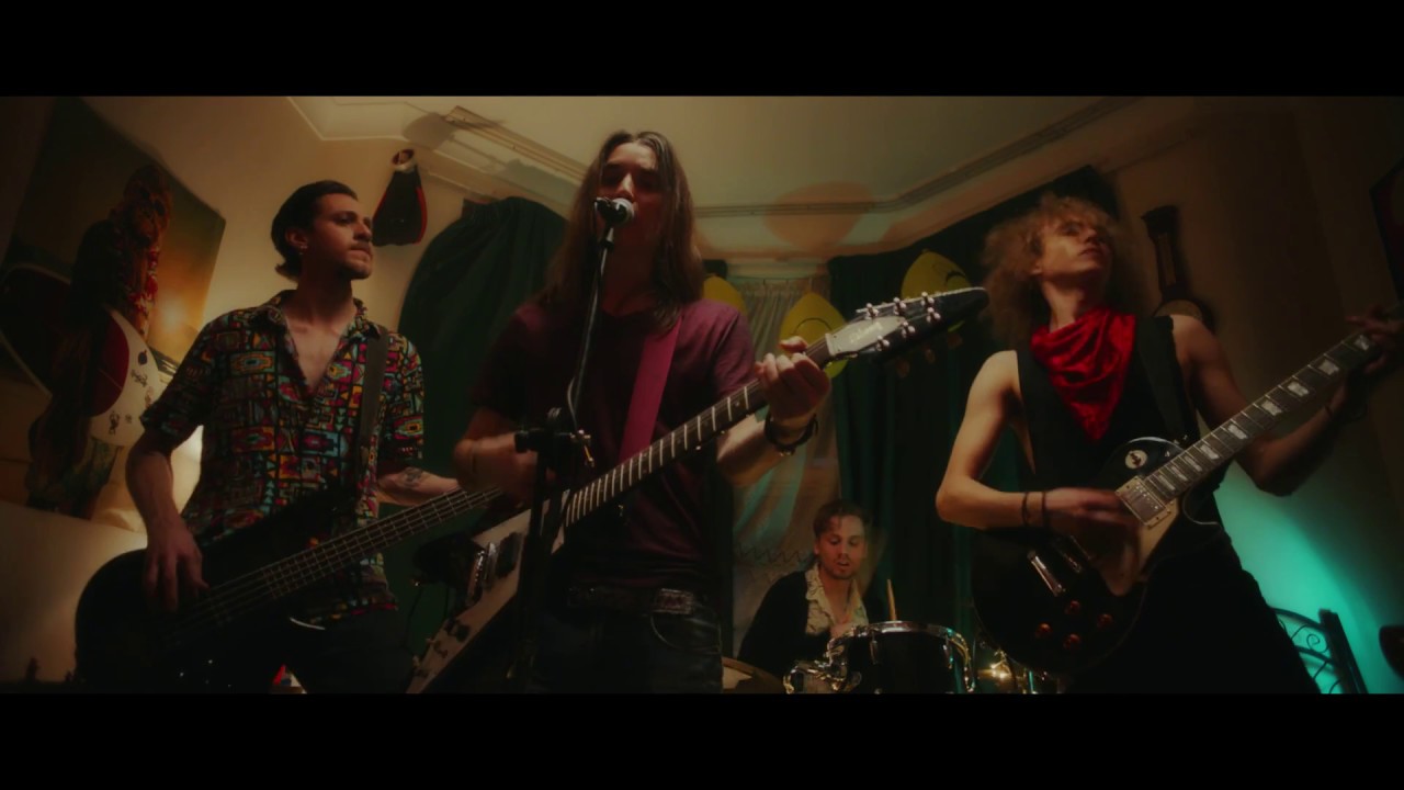 Guarda Mongrel Dogs - High (Official Music Video) su YouTube Guarda Mongrel Dogs - High (Official Music Video) su YouTube