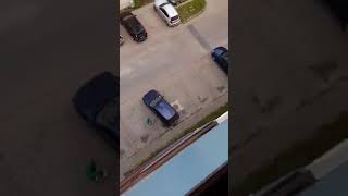 VIDEO Cea mai virală filmare din Sibiu - Cum se chinuie un șofer să parcheze și nu reușește 1 video