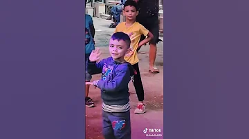 طفل يرقص علي كليب يا اصفر لعبد الباسط حموده و مسلم 