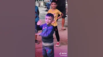 طفل يرقص علي كليب يا اصفر لعبد الباسط حموده و مسلم 