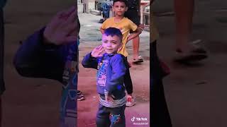 طفل يرقص علي كليب يا اصفر لعبد الباسط حموده و مسلم |