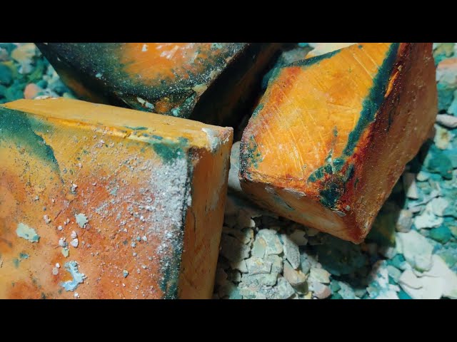 Homemade dyed gym chalk block #asmr #gymchalk #satisfying #oddlysatisfying  #asmrcommunity #asmrvideo #gymchalkcrumbling #crush #crushing