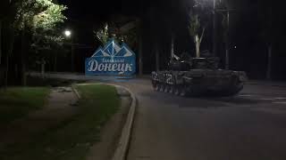 Центр Донецка усеян минами лепесток ПФМ-1. Их уничтожают давя танками.