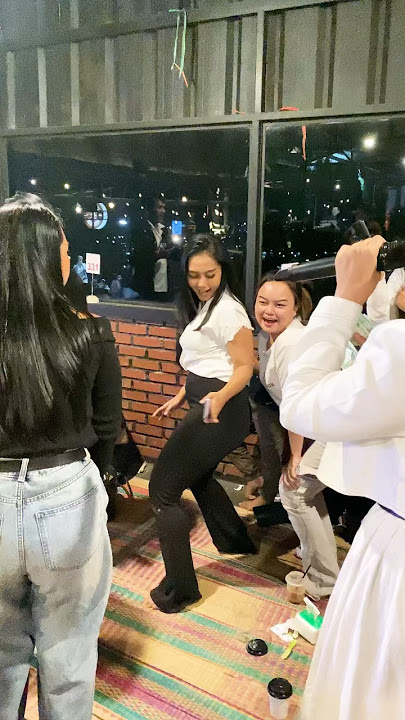 Memang mantap teteh yang baju putih Goyang nya udah cantik Live Music Angkringan Teh Ita