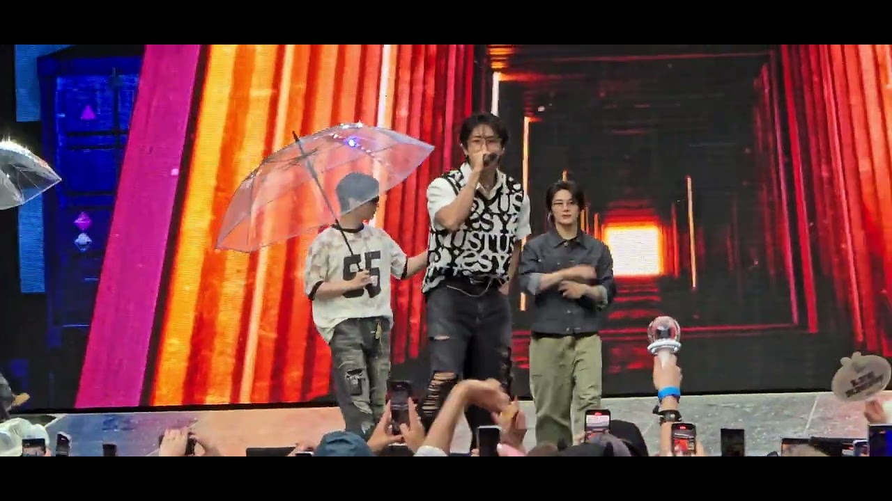 Stray Kids Soundcheck dominATE Paris Day 2 Raining 1/5