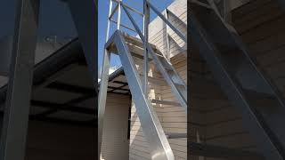 高莘宅修工程 - 《高莘宅修工程》
民宅頂樓傳統爬梯更換白鐵金屬樓梯，提高便利性，增強安全性。