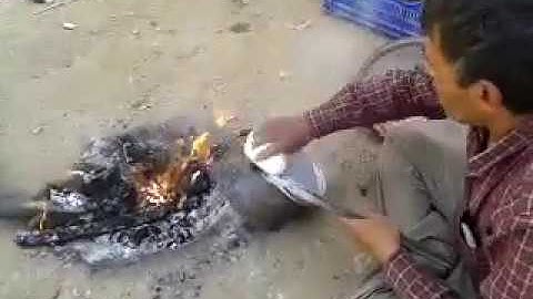 Unutulan ve kaybolan mesleklerden Kalaycılık Kalaycı Dogan usta bakır kazana kalay yapıyor