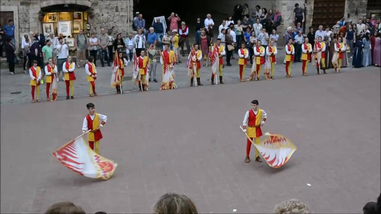 Esibizione sbandieratori di San Gimignano 28/05/2016, coppia e numero a 6
