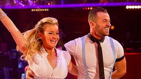 Helen Skelton Jives to 'All I Want For Christmas' ...