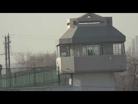 中國青年拍新疆拘留營後流亡美國 涉非法入境恐被遣返母親急請命