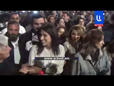 Մենք պարտավոր ենք հաղթել․ մարդիկ զրուցում են Սամվել Կարապետյանի տիկնոջ եւ դստեր հետ