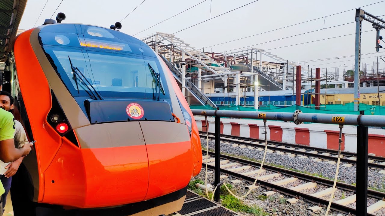 Lucknow Pathar 22345 Patna Lucknow (Gomtinagar) Vande Bharat Inaugural train journey ...