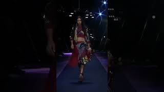 Adriana Lima Walking For Versace Ss17.