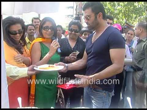 Actor Suniel Shetty eats dosa and interacts with fans and media