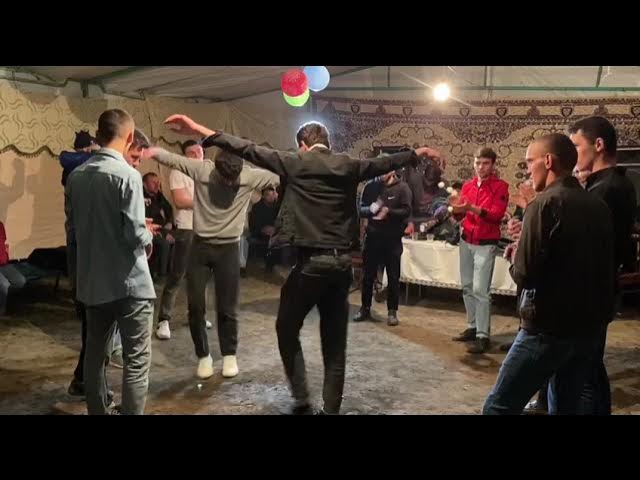 Jinsiy olatni ishqalaydi va keyin kiritadi