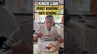 Kakek gaul selalu hepi tiap hari gak mau rugi makan tambah lagi perut kenyang hati kakek senang enak