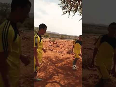 فريق ادومغاريستا قبل دخول ارضية ملعب ازكير 