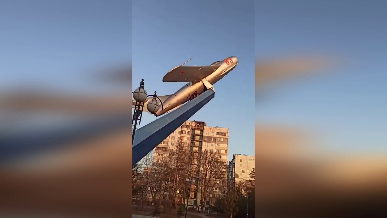 Засасывает в турбину самолета Засасывает в турбину самолета