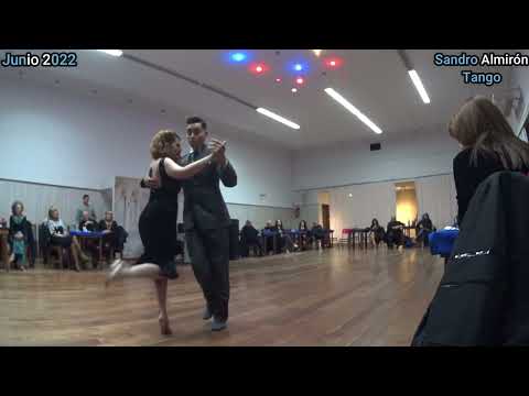 Mara Oviedo y Jonny Carvajal bailaron en La Friulana Tango de Junio / Genial DJ Quique Camargo