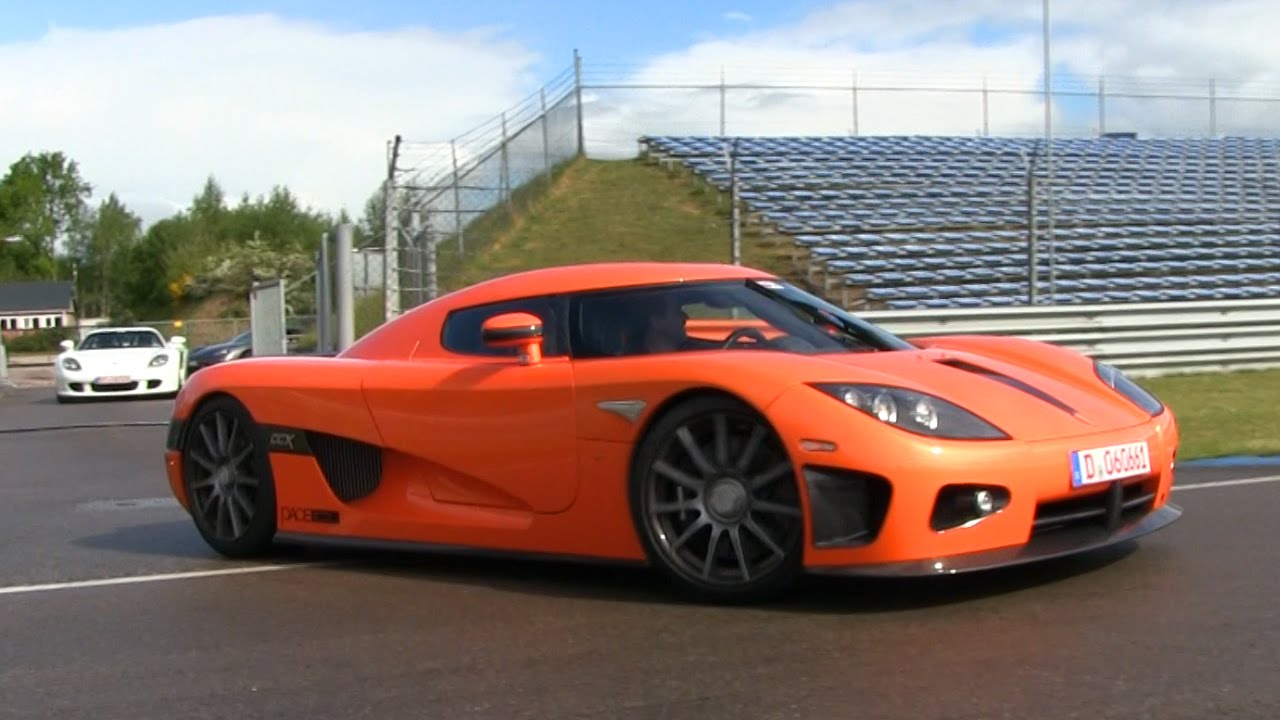 Supercars Arriving at SuperCarSunday 2016 | LOUD Accelerations + BURNOUTS + REVS