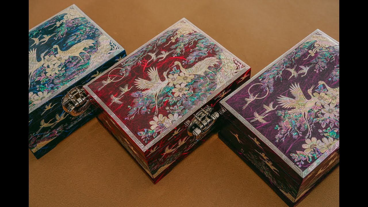 February Mountain Lockable Mother of Pearl Music Box - Korean