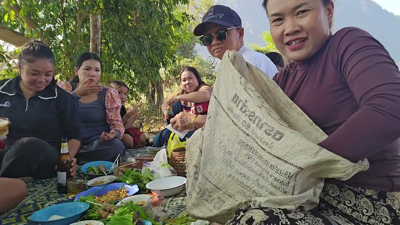 ກີນເຂົ້າສາມະຄີ ແຄມແມ່ນ້ຳລີກເມືອງເຟືອງ