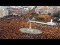 Suena el himno de España en una plaza de Colón desbordada contra Pedro Sánchez