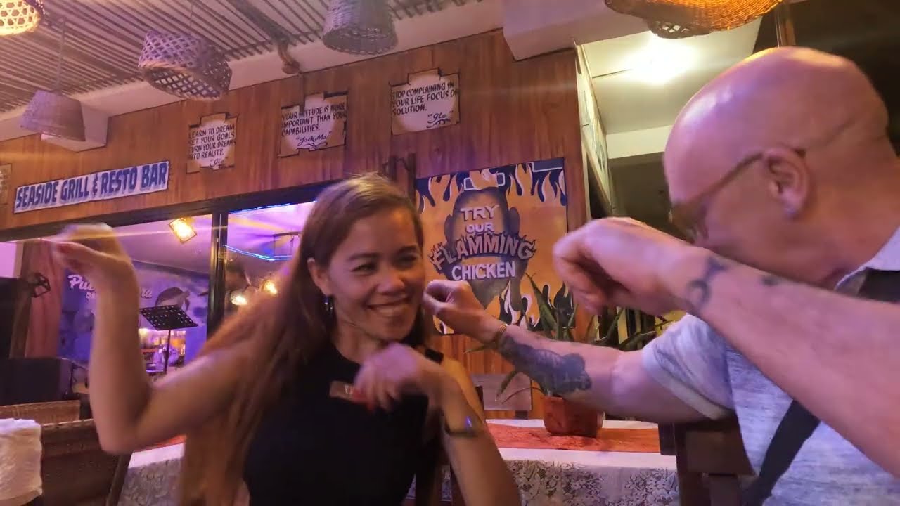 Пуэрто-Галера ночью, прогулка по пляжу.