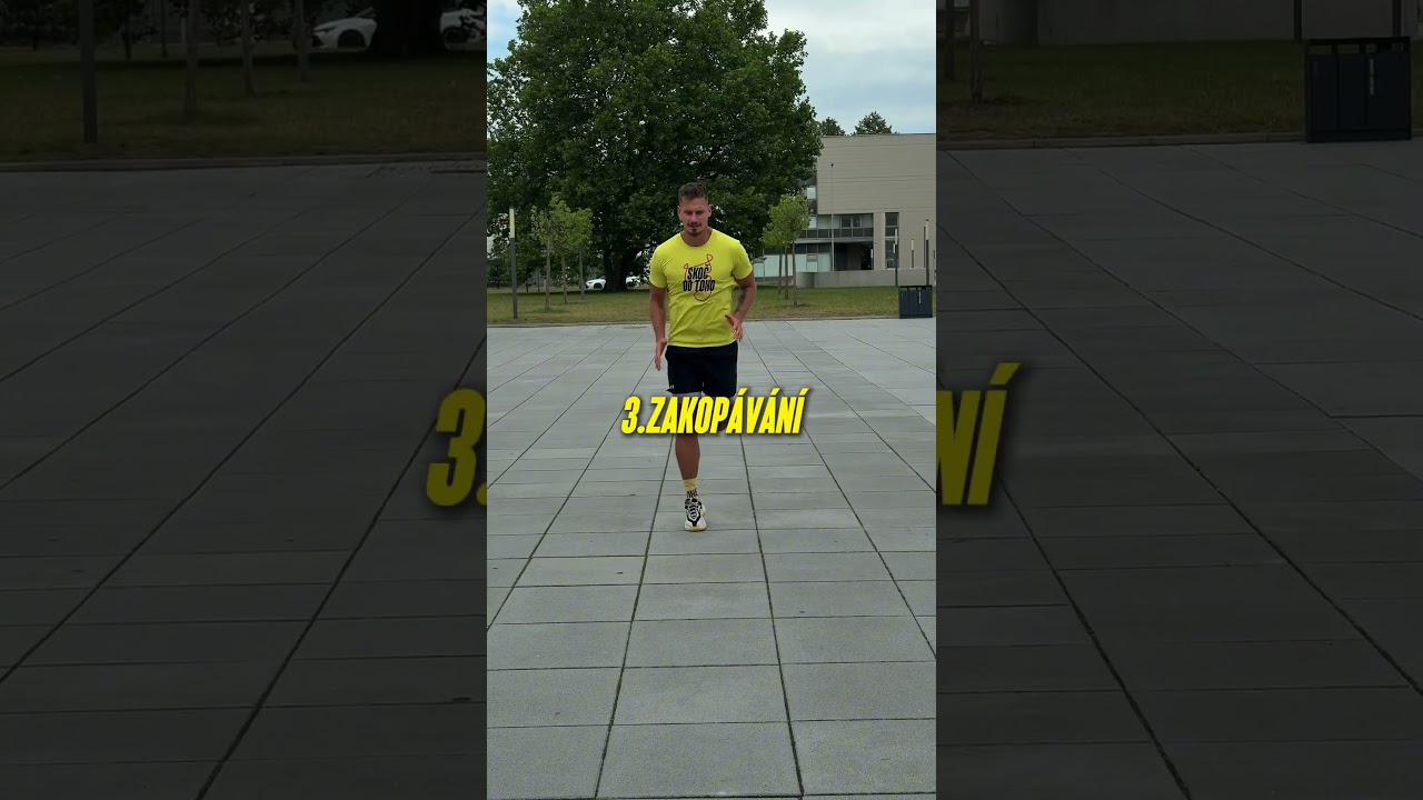 Švihák předvádí zakopávání z atletické abecedy se švihadlem