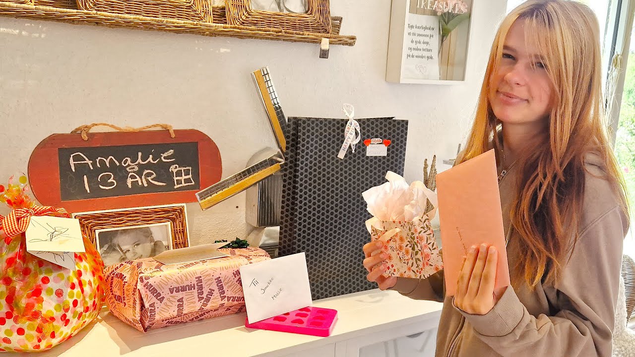 AMALIE 13 ÅR🇩🇰SYNGER FOR MALLE😀MALLE ÅBNER GAVER🎁🥰