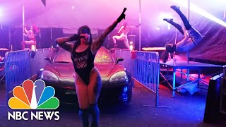 Burlesque And Burgers Oregon Now Serving Up Food 2 Go-Go Nbc News