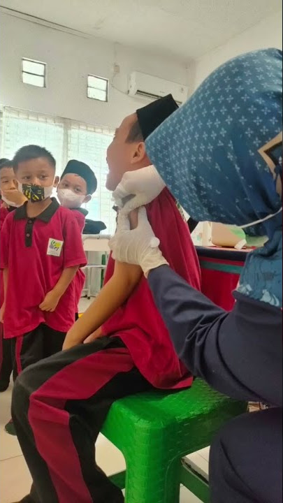 Ekspresi Wajah Lucu Saat di Suntik Imunisasi