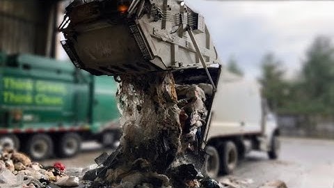 It got BUSY at the transfer station! [Watch the pros Dump] #garbagetruck #garbage #dump