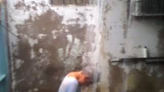 La Abuela Bañándose En La Lluvia