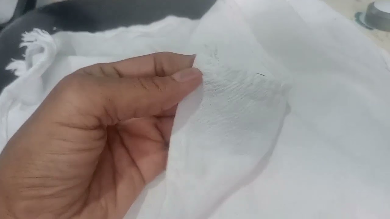 Limpando o pano de prato com um produto maravilhoso 