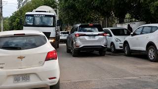 Conductor saca un arma de fuego frente a un colegio en Asunción tras discusión vial