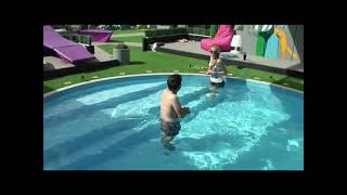 Big Brothers - Angleterre - Blonde en shirt blanc dans la piscine 2