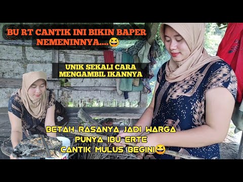 BU RT CANTIK Cara Menikmati hidup di Desa gaya unik Mengambil ikannya Rural life Indonesian village