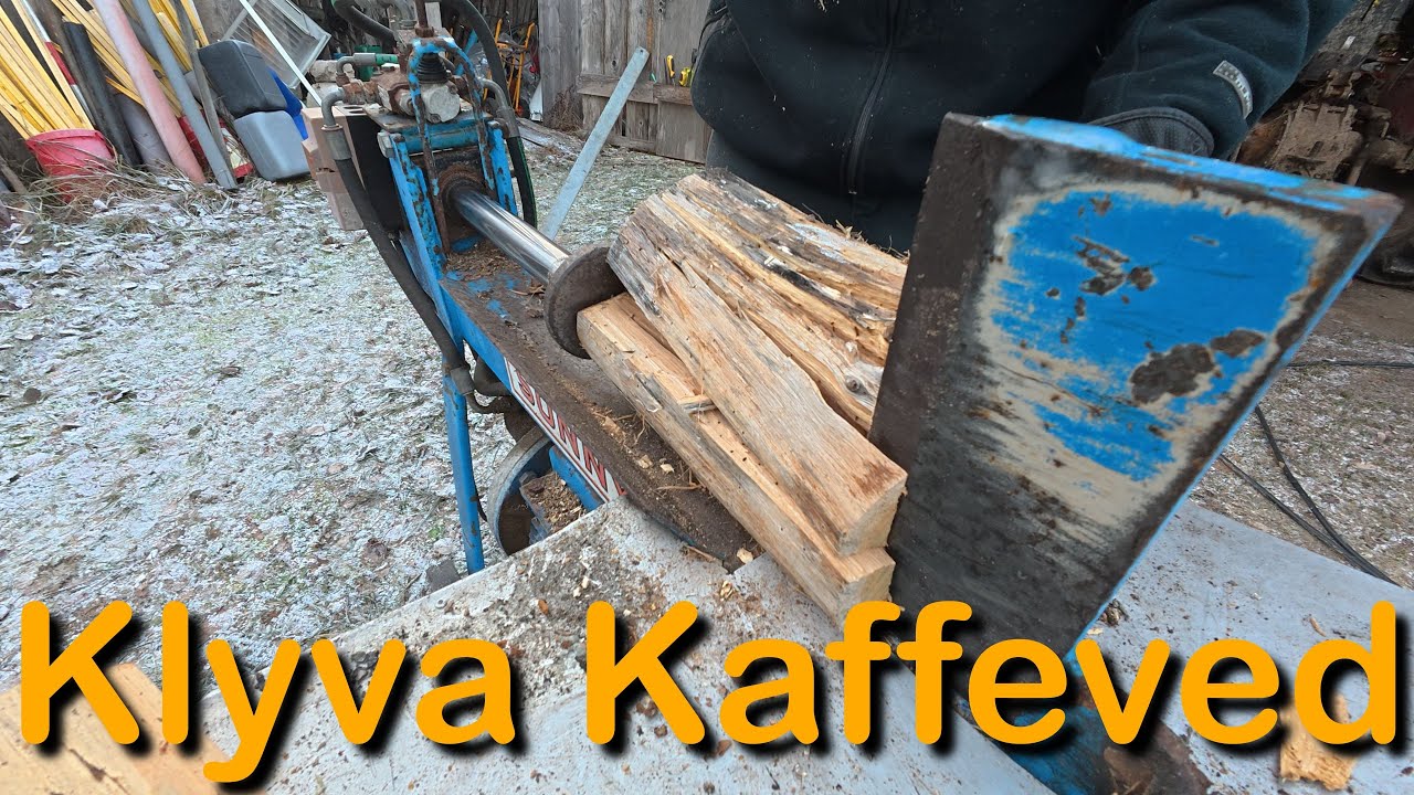 Klyva ved till vedspisen (Klyva ved med gamla vedklyven)