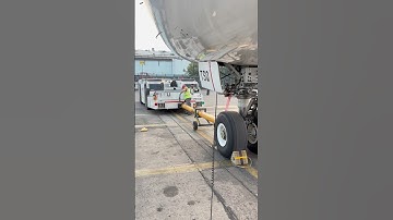 Connecting tow truck and pushback #towbar #pushback #aviation