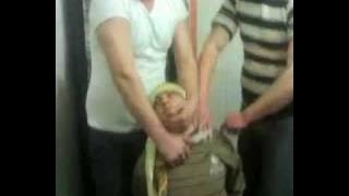 ذبح احد المتظاهرين من قبل شبيحة الاسد هاام.mp4