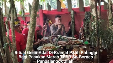 Traditionele rituele ceremonie in Kramat Patih Patinggi voor de TBBR Rode Troepen in Pangalangok Jilah, Borneo