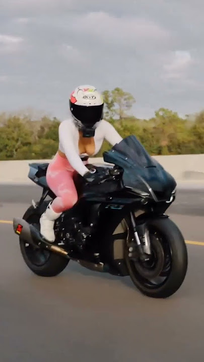 Las mujeres y las motos son lo mejor que existe en el mundo 😍🌍 #bikegirl #motopasion #motos #yamaha