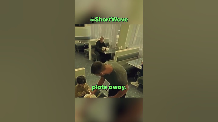 This waiter’s gesture will touch your heart!